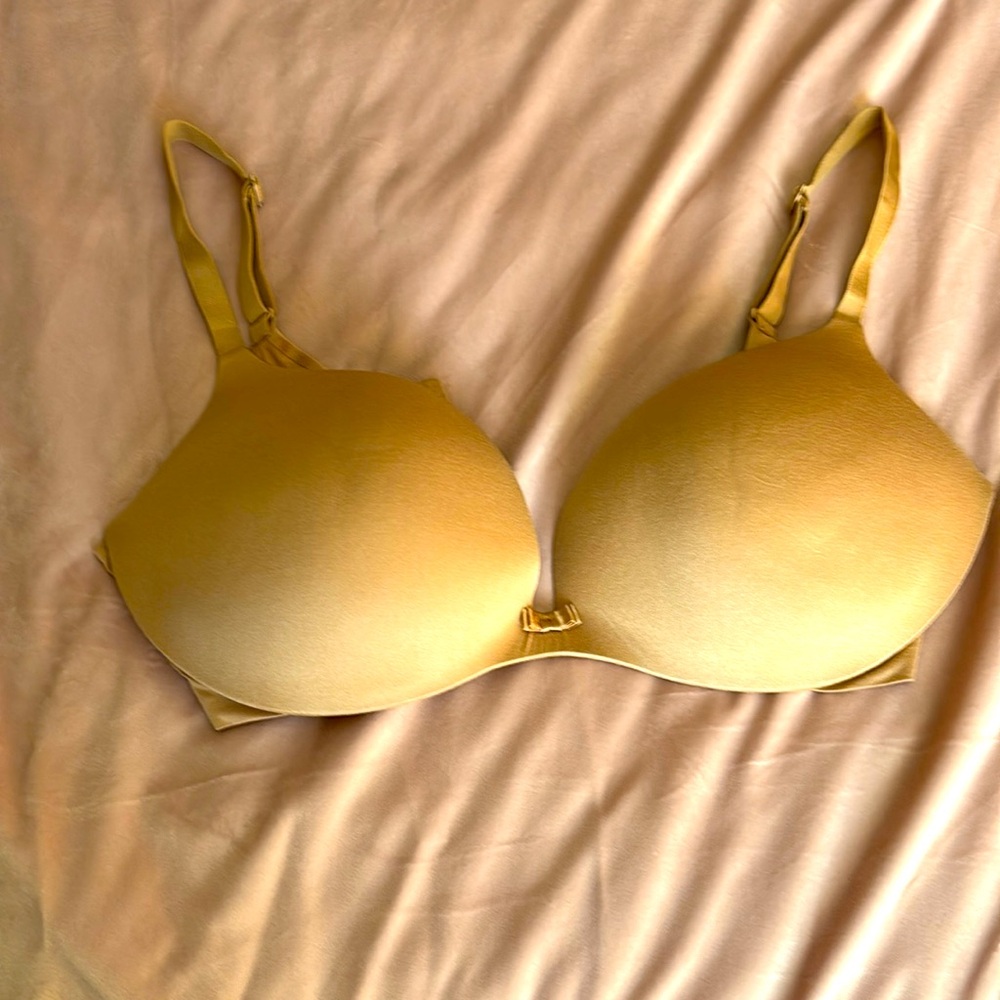 Victoria’s Secret padded plunge bra. Like new. 🤎